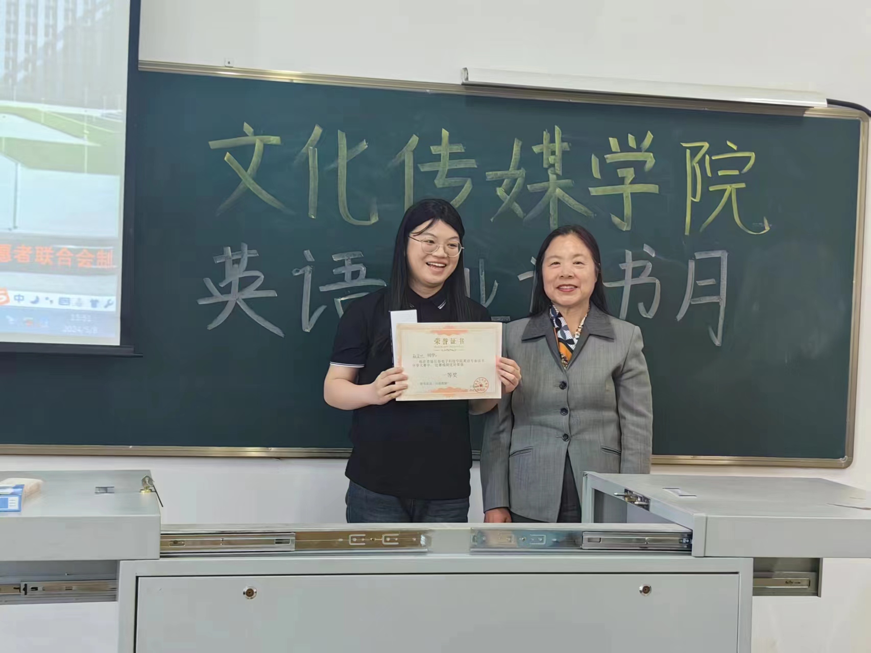 文化传媒学院英语专业读书月报道