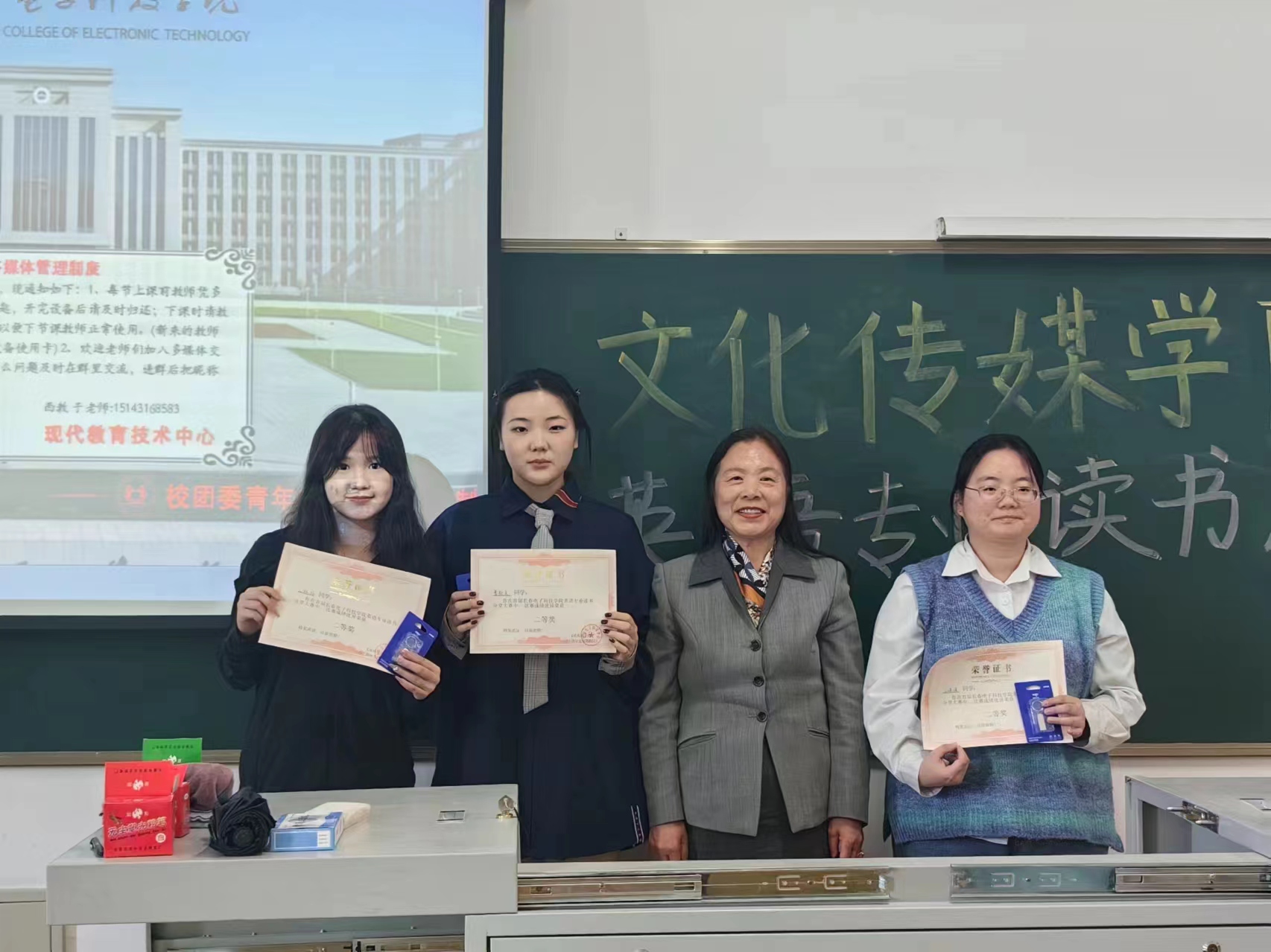 文化传媒学院英语专业读书月报道