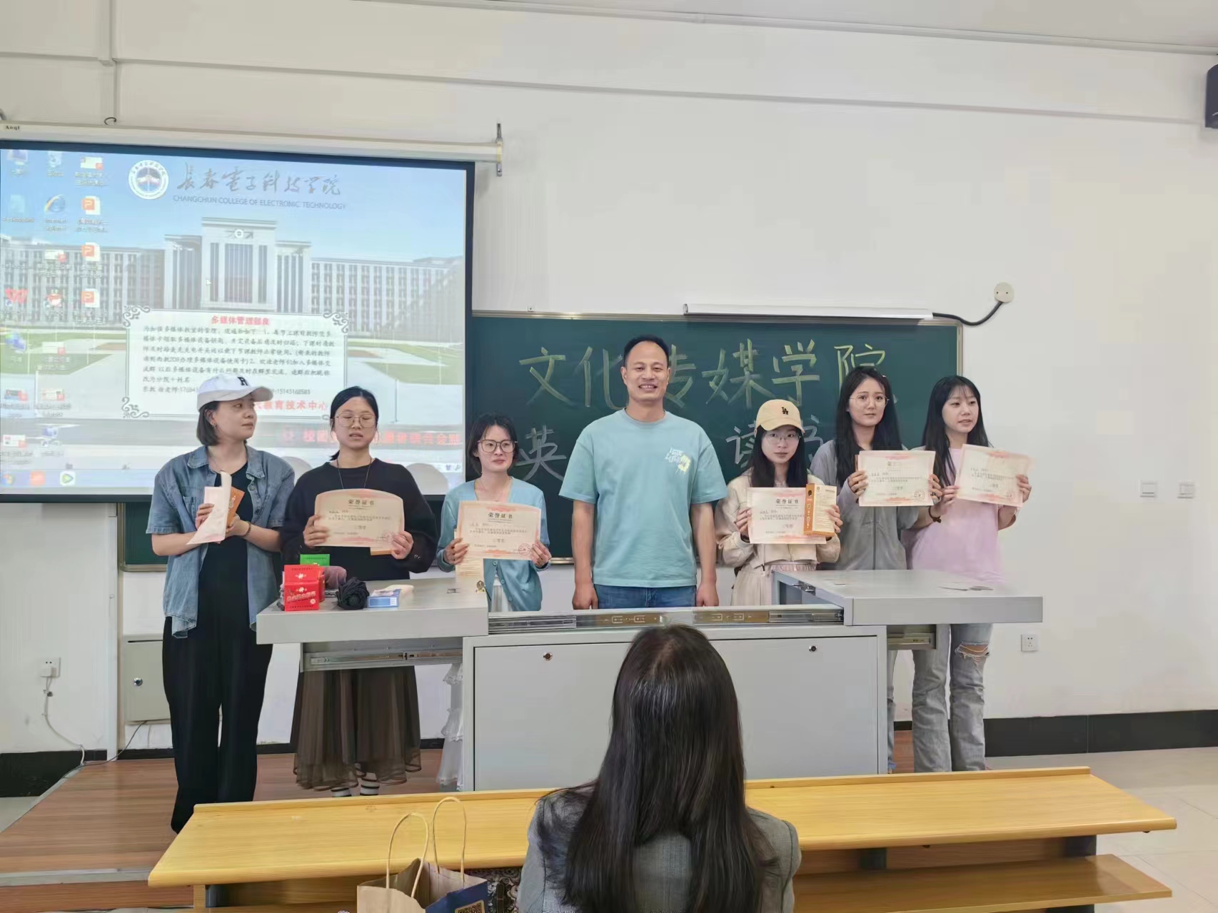 文化传媒学院英语专业读书月报道
