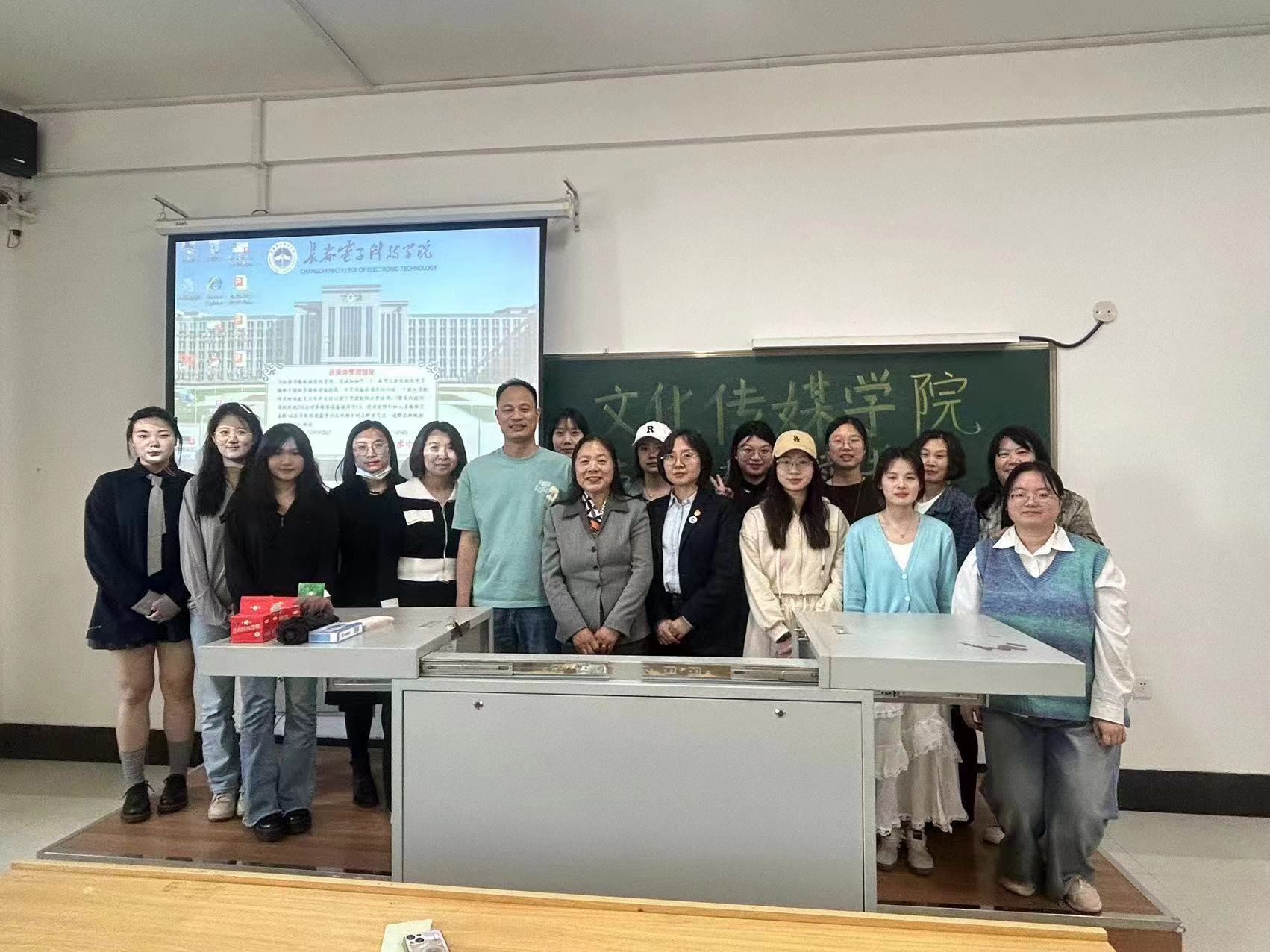文化传媒学院英语专业读书月报道