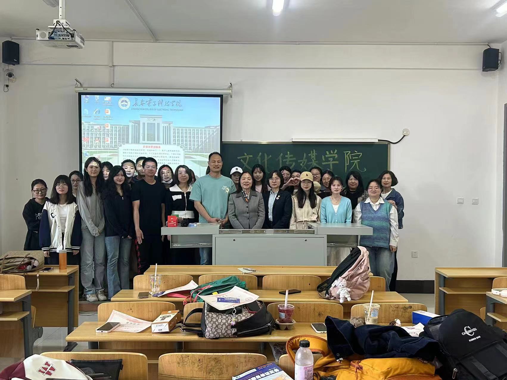 文化传媒学院英语专业读书月报道