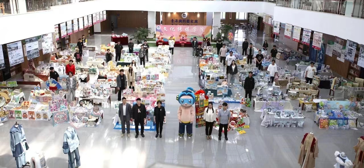 围观！文化传媒学院毕业设计展首秀闪亮登场~