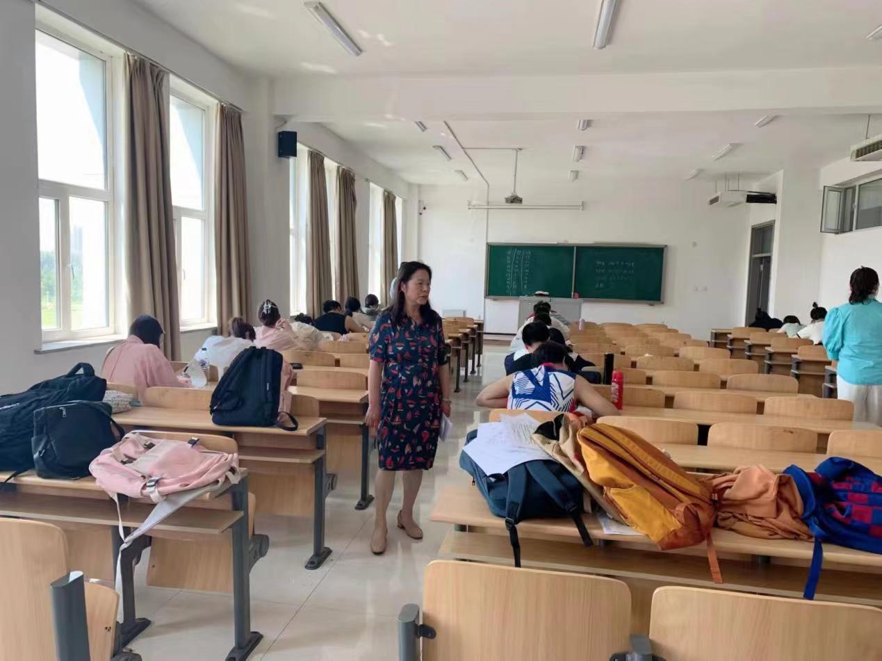 坚守考场纪律，共筑诚信防线 ——文化传媒学院院长王玉英领衔巡考，助力学子诚信应考