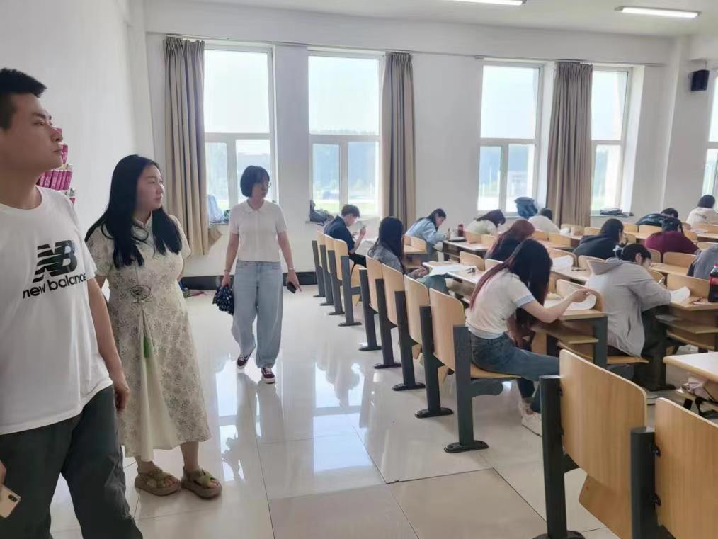 坚守考场纪律，共筑诚信防线 ——文化传媒学院院长王玉英领衔巡考，助力学子诚信应考