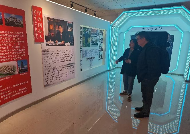 香港知名企业家陈志强先生莅临我校文化传媒学院