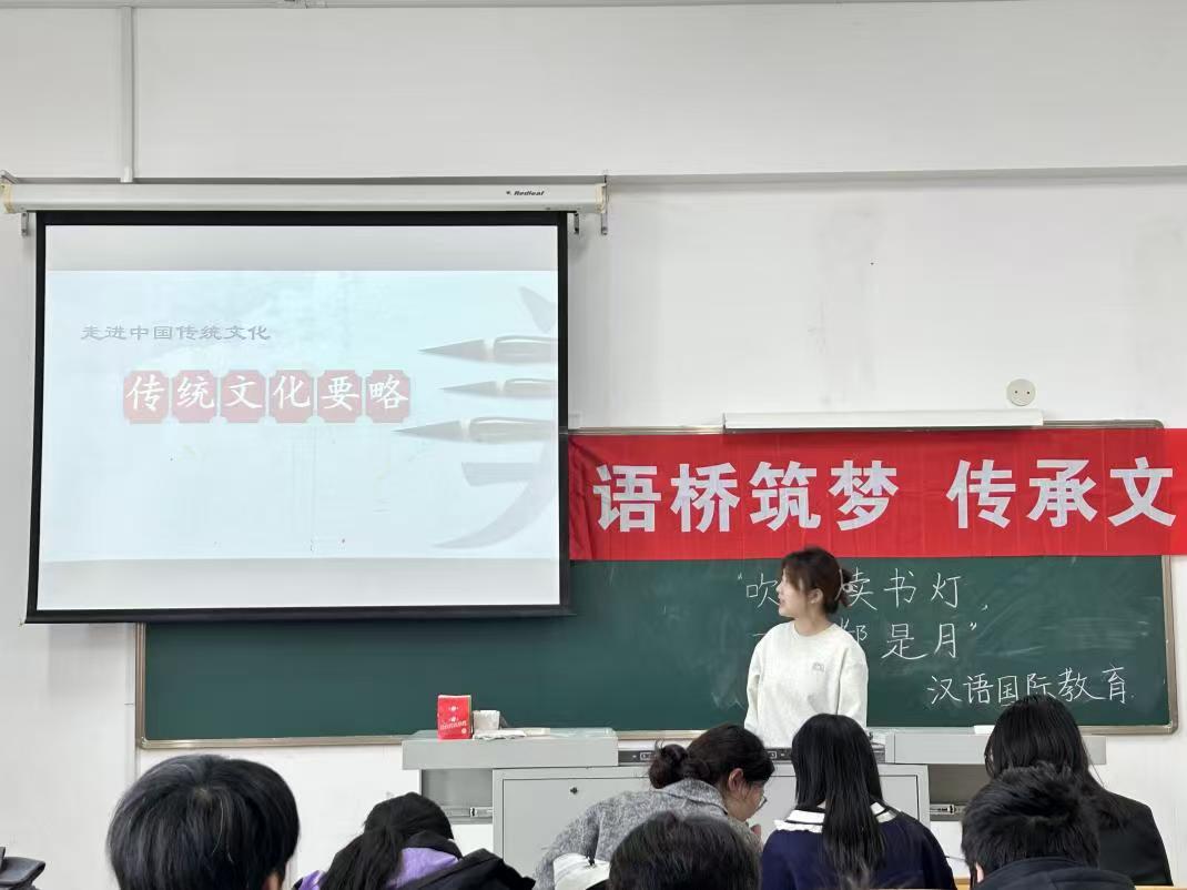 点亮文化之光，共赴阅读之旅 ——“吹灭读书灯，一身都是月”阅读分享会