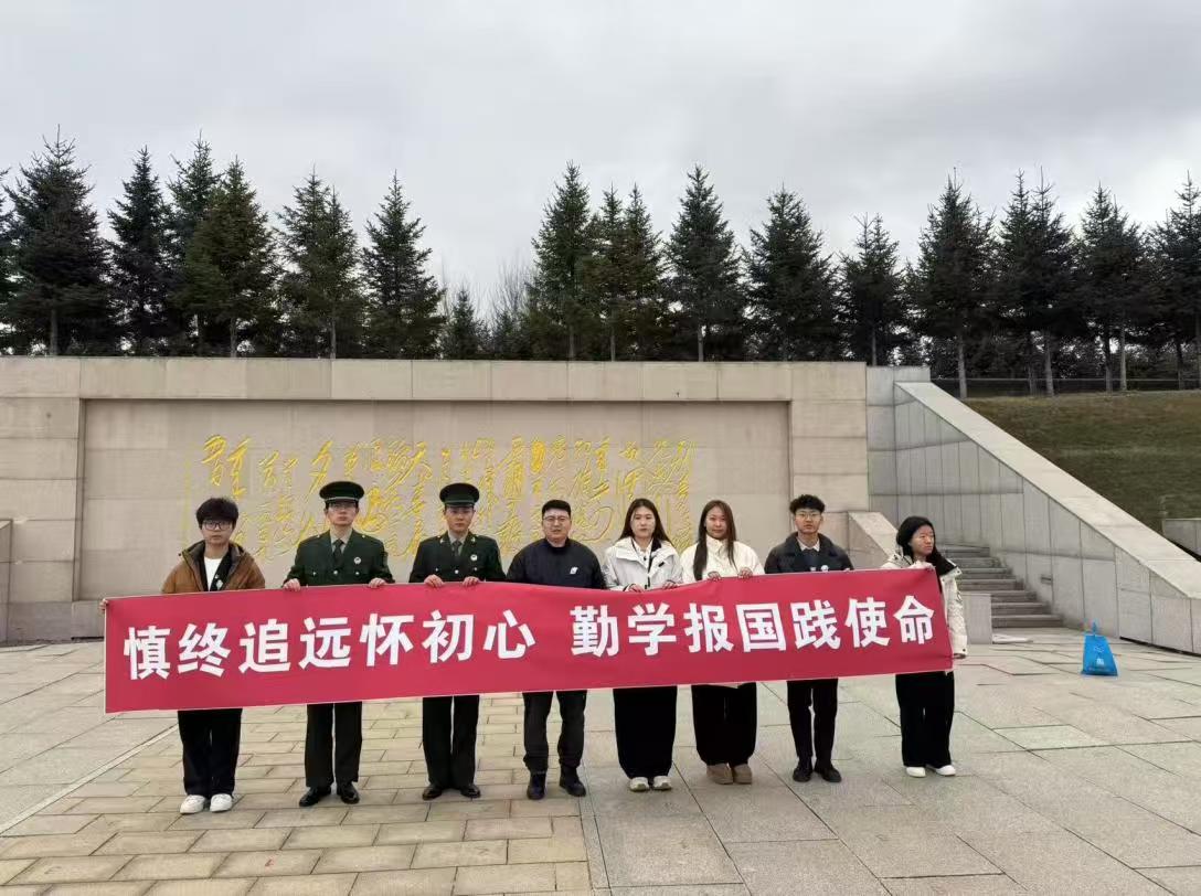 文化传媒学院一站式创新社区开展 党团祭扫活动