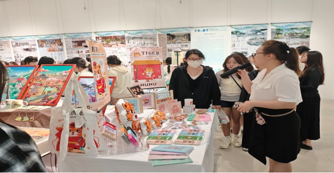 以学长为镜,探专业之路:我校文化传媒学院大三师生参观2025届毕业设计展 以学长为镜,探专业之路:我校文化传媒学院大三师生参观2025届毕业设计展