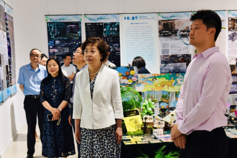 董事长、校长王思迪陪同省政协领导参观文化传媒学院2025届毕业设计展 董事长、校长王思迪陪同省政协领导参观文化传媒学院2025届毕业设计展