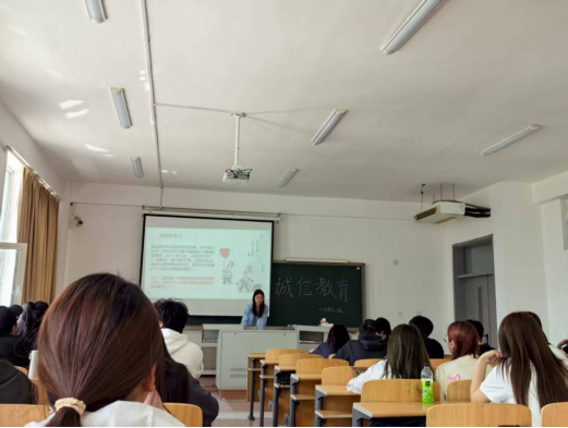 文化传媒学院创新社区开展“守诚信之约 铸青春之魂” 诚信考试教育主题班会活动 文化传媒学院创新社区开展“守诚信之约 铸青春之魂” 诚信考试教育主题班会活动