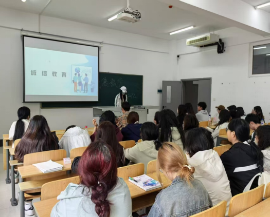 文化传媒学院创新社区开展“守诚信之约 铸青春之魂” 诚信考试教育主题班会活动 文化传媒学院创新社区开展“守诚信之约 铸青春之魂” 诚信考试教育主题班会活动