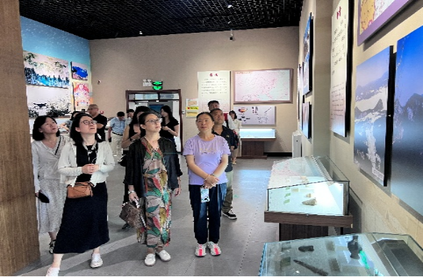 本次创新成果展充分展现了我校应用型人才培养的显著成效。通过搭建师生与行业专家、企业领导的面对面交流平台,不仅获得了专业指导意见,更有效推动了创新成果的产业化转化进程。展览活动既是对教学成果的集中检验,也为产学研深度融合提供了宝贵契机。  本次创新成果展充分展现了我校应用型人才培养的显著成效。通过搭建师生与行业专家、企业领导的面对面交流平台,不仅获得了专业指导意见,更有效推动了创新成果的产业化转化进程。展览活动既是对教学成果的集中检验,也为产学研深度融合提供了宝贵契机。