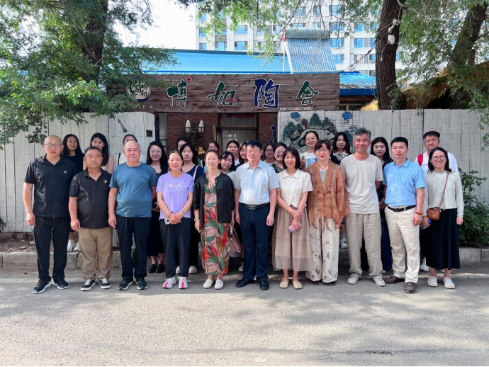 本次创新成果展充分展现了我校应用型人才培养的显著成效。通过搭建师生与行业专家、企业领导的面对面交流平台,不仅获得了专业指导意见,更有效推动了创新成果的产业化转化进程。展览活动既是对教学成果的集中检验,也为产学研深度融合提供了宝贵契机。  本次创新成果展充分展现了我校应用型人才培养的显著成效。通过搭建师生与行业专家、企业领导的面对面交流平台,不仅获得了专业指导意见,更有效推动了创新成果的产业化转化进程。展览活动既是对教学成果的集中检验,也为产学研深度融合提供了宝贵契机。