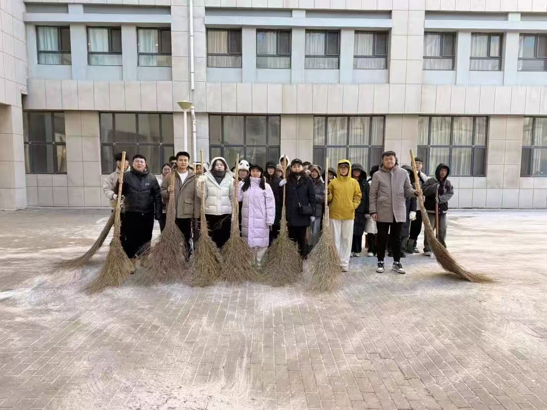 雪落校园暖相伴 文传师生共护行—文化传媒学院创新社区组织开展扫雪行动