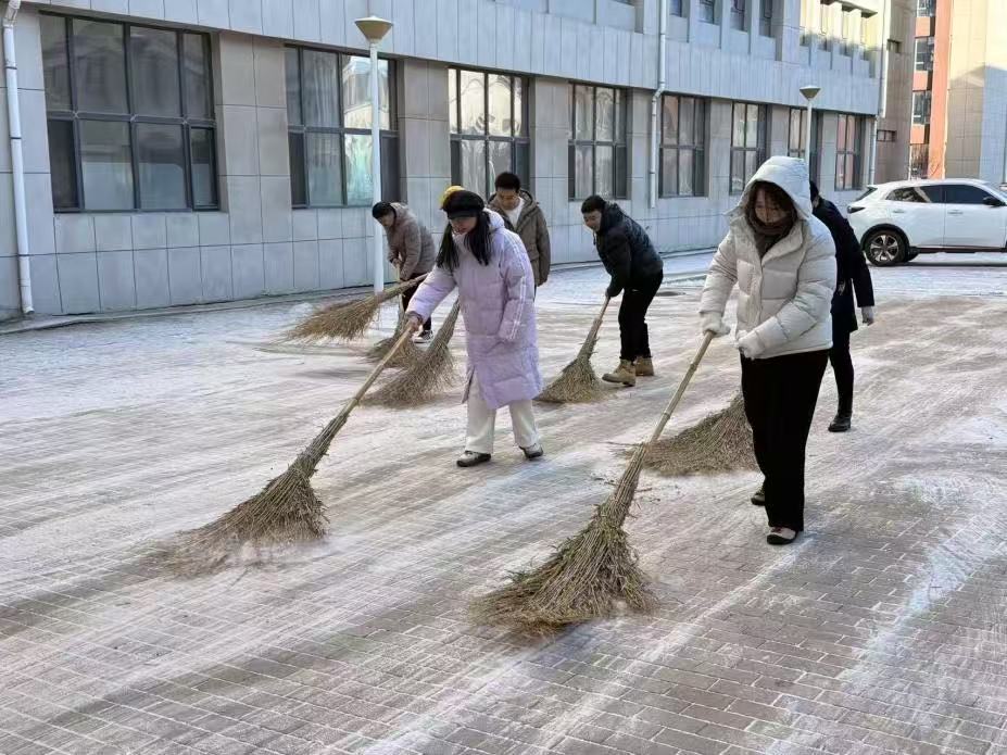 雪落校园暖相伴 文传师生共护行—文化传媒学院创新社区组织开展扫雪行动