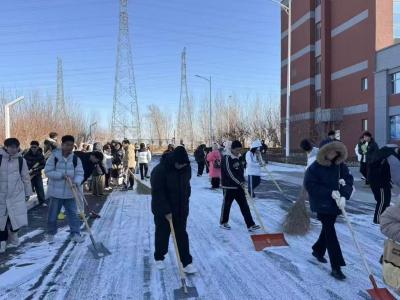 雪落校园暖相伴 文传师生共护行—文化传媒学院创新社区组织开展扫雪行动