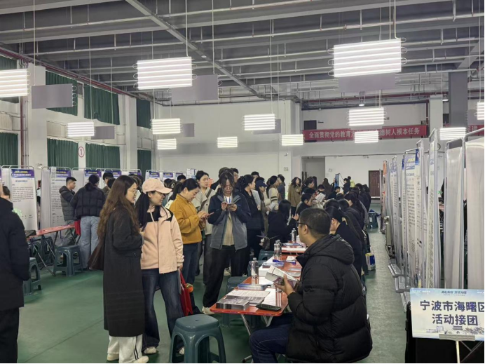 稳就业 拓岗位 促留吉 —— 文化传媒学院组织学生参加 “服务吉林高质量发展” 专场招聘会并开展访企拓岗