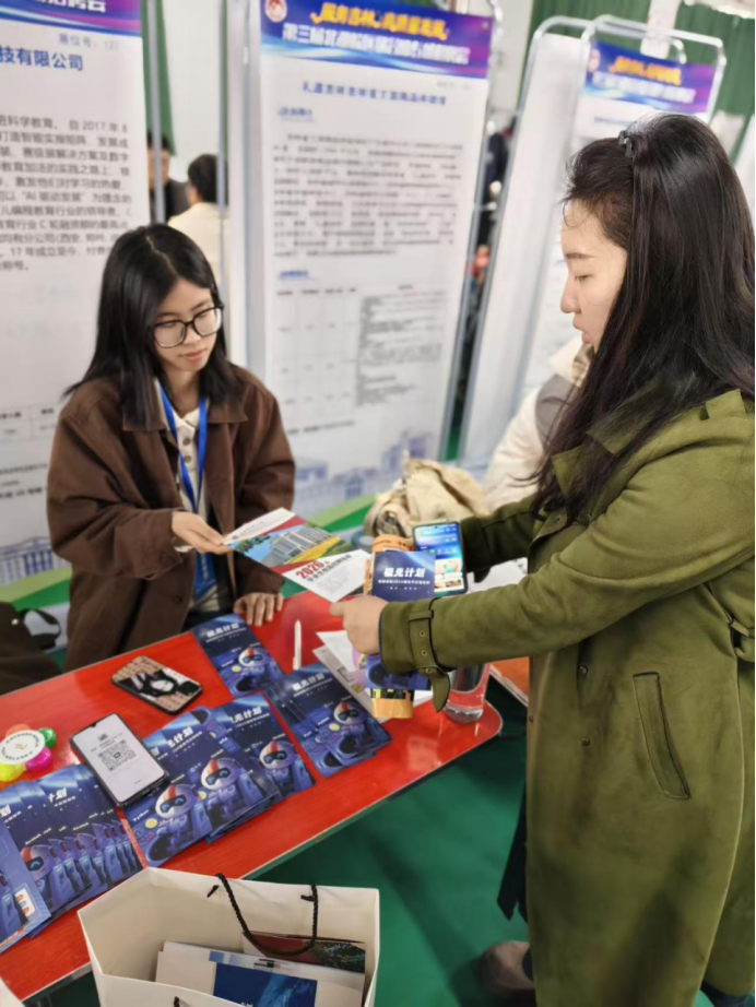 稳就业 拓岗位 促留吉 —— 文化传媒学院组织学生参加 “服务吉林高质量发展” 专场招聘会并开展访企拓岗