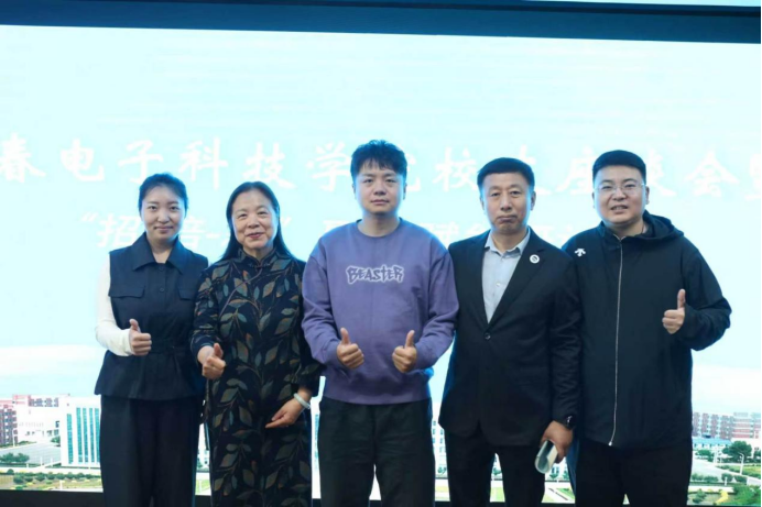 薪火传情 榜样领航——文化传媒学院优秀校友包明欣返校座谈分享成长之路 薪火传情 榜样领航——文化传媒学院优秀校友包明欣返校座谈分享成长之路