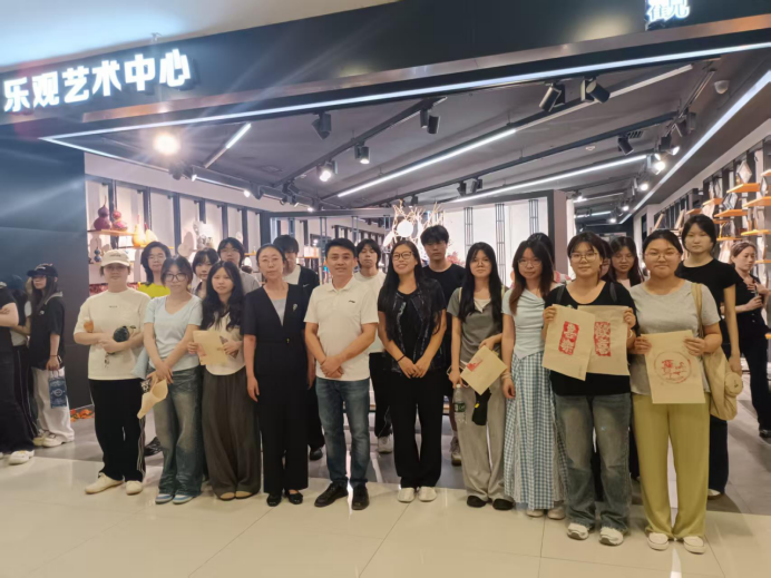 院系要闻|深化产教融合 共建实践课堂 —— 文化传媒学院服装设计与工程专业与环境艺术设计专业赴吉林乐观文化艺术传播有限责任公司开展实践教学基地考察调研 院系要闻|深化产教融合 共建实践课堂 —— 文化传媒学院服装设计与工程专业与环境艺术设计专业赴吉林乐观文化艺术传播有限责任公司开展实践教学基地考察调研