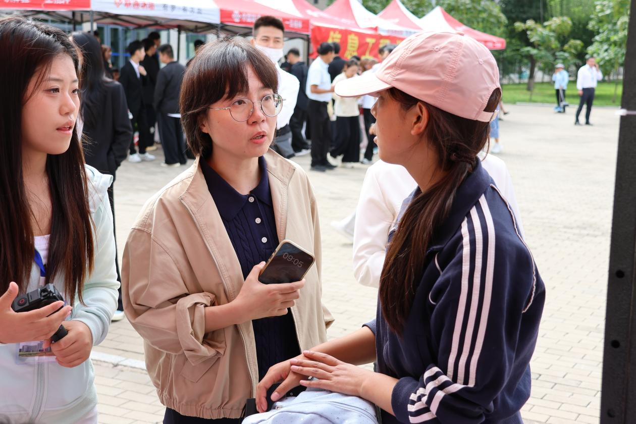 院系要闻｜金秋启新程 文传育新人 —— 文化传媒学院圆满完成2026年迎新工作