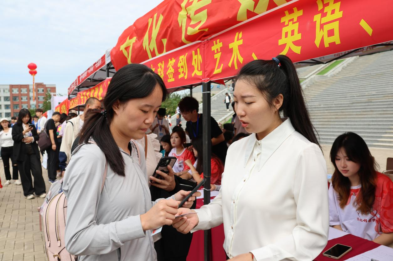 院系要闻｜金秋启新程 文传育新人 —— 文化传媒学院圆满完成2026年迎新工作